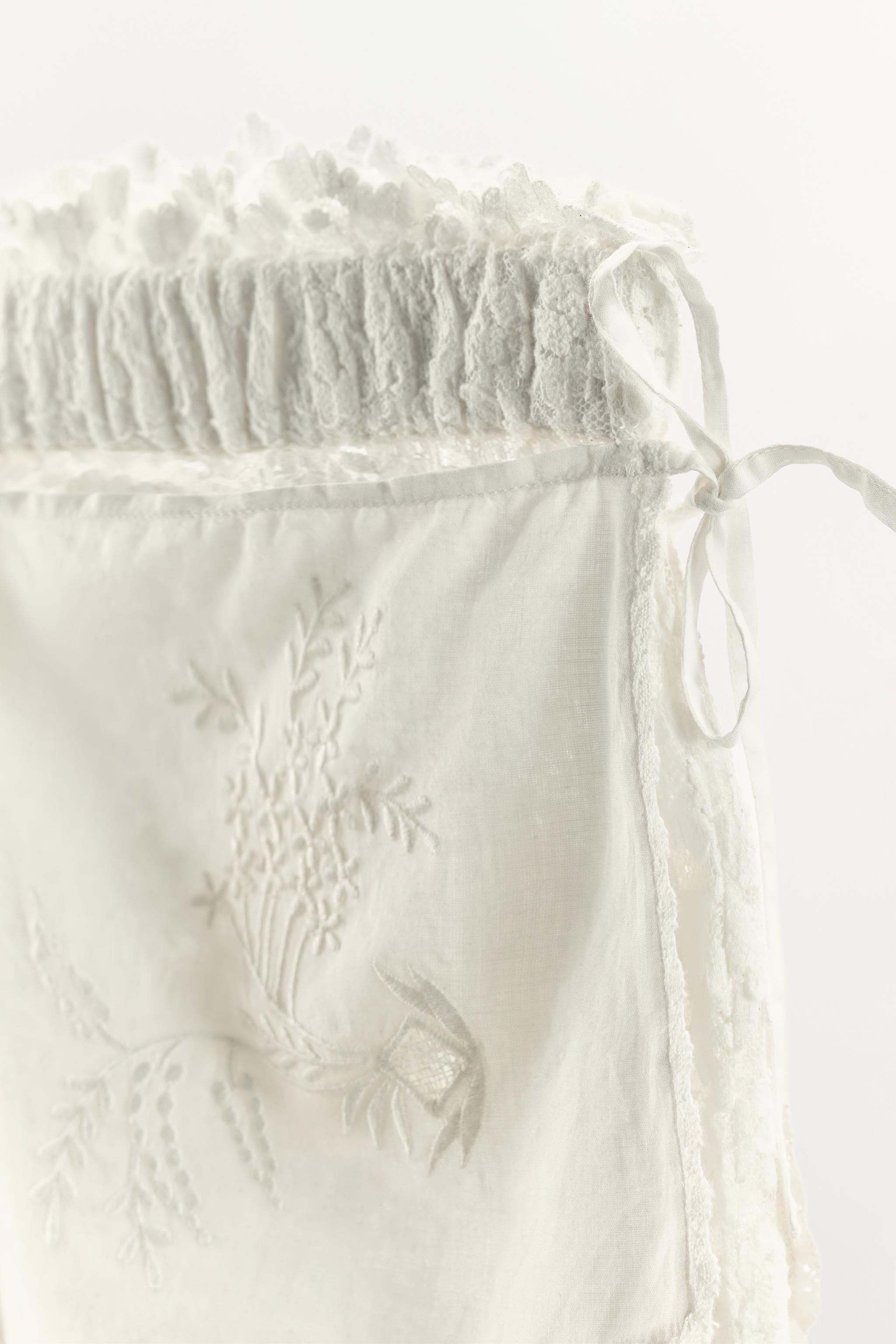 EMBROIDERED LACE SHORTS